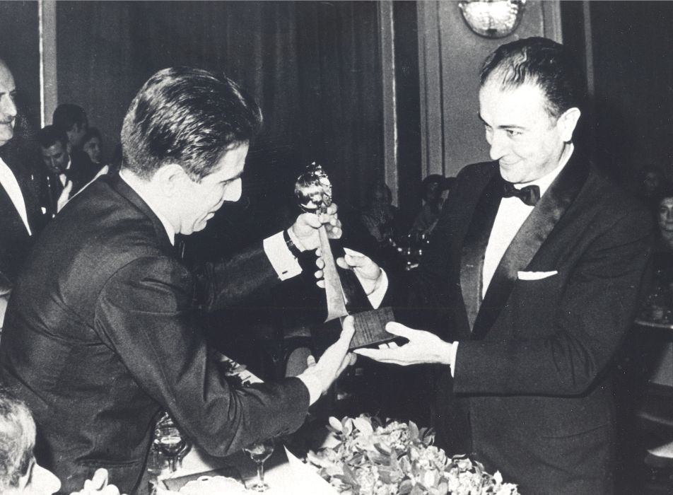 Amplía la imagen  El rector de la UAB, Vicent Villar Palasí recibe un trofeo de manos del presidente del Consejo de Administración de 