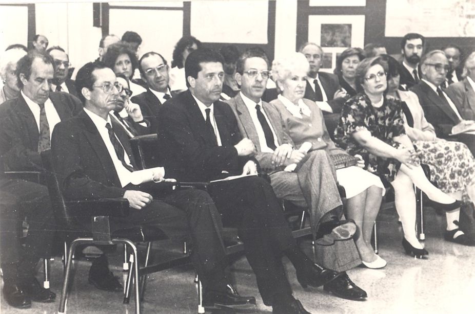 Amplía la imagen  Sesión de investidura como doctor honoris causa del profesor Federico Mayor Zaragoza El secretario general de la UAB, Josep Egozcue; Federico Mayor Zaragoza; Júlia Casares, viuda del rector Villar Palasí y Claudi Cuchillo