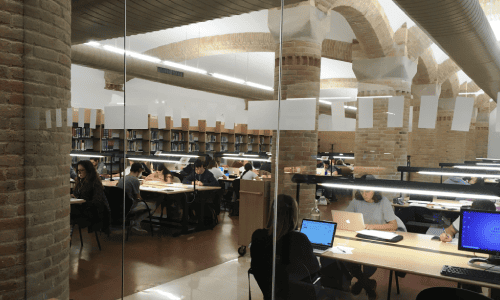 imagen del interior de la Biblioteca Josep Laporte
