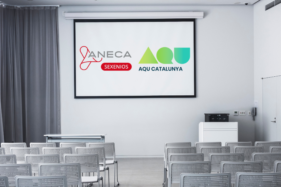Sala de conferencias con sillas y una pantalla donde aparecen los logos de ANECA y AQU