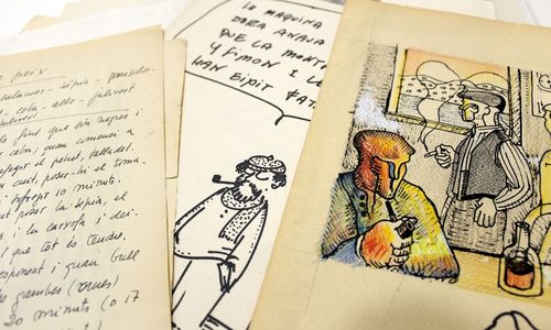 Varios papeles con textos manuscritos e ilustraciones coloreadas superpuestos sobre una superficie clara, incluyendo figuras dibujadas y anotaciones en catalán de Jesús Moncada.