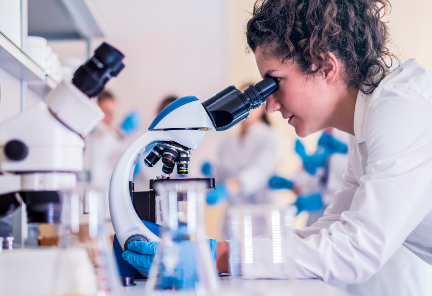 investigadora mirando al microscopio