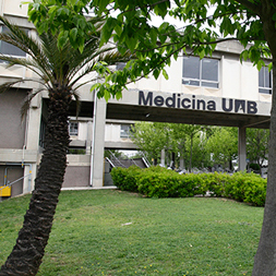  Vista de la entrada de la Facultad de Medicina de la UAB