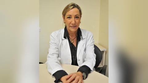 Doctora Socorro Bescós sentada con las manos sobre una mesa
