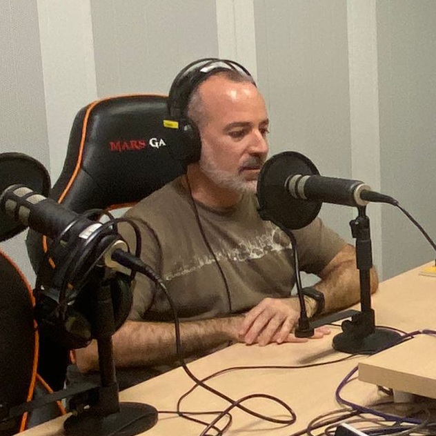 Amplía la imagen Xavier Domene durante la grabación del pódcast