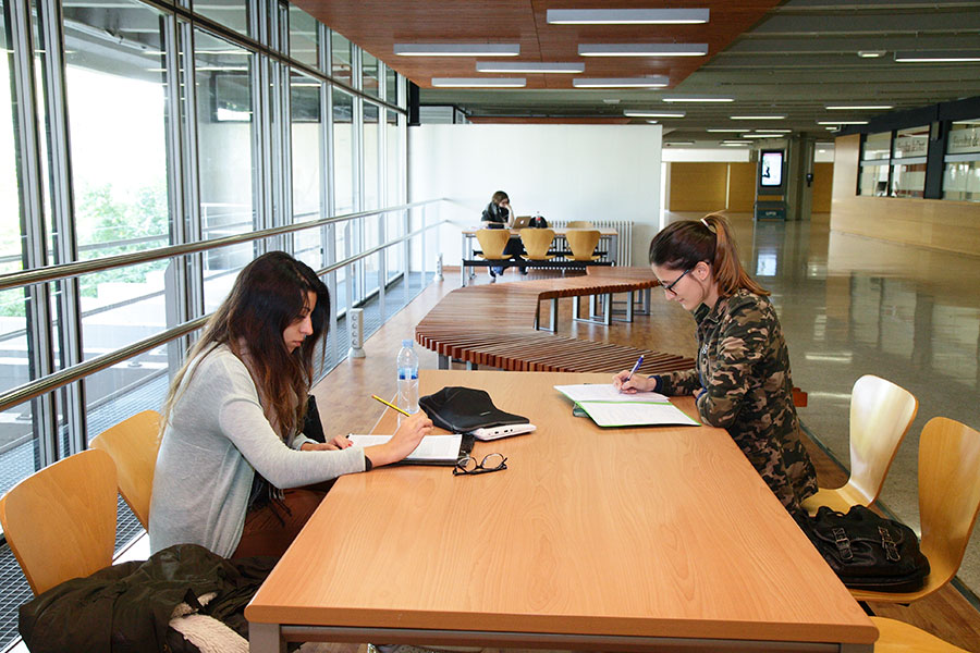 Dues alumnes treballant en un espai comú