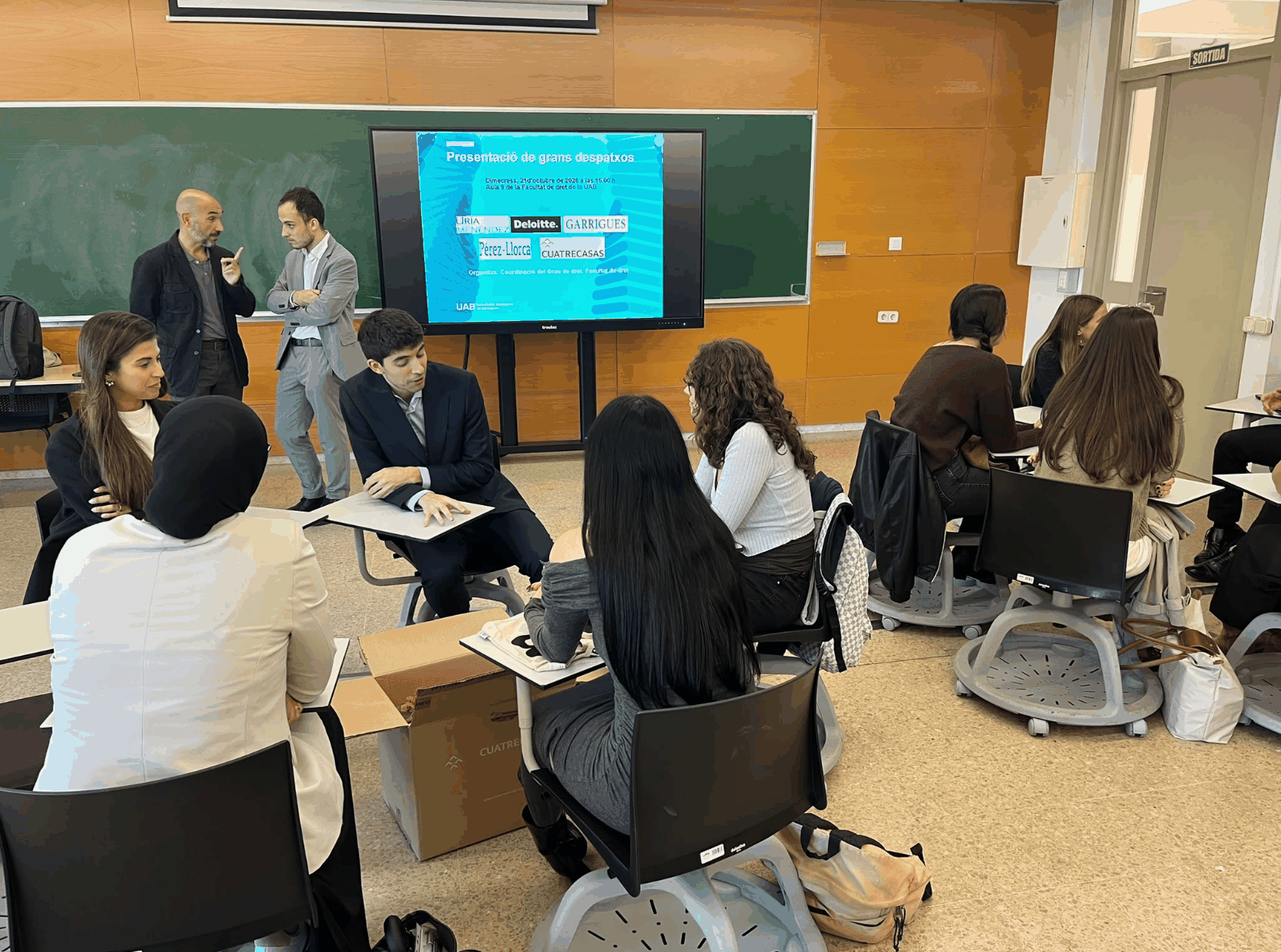 Estudiantes y representantes de despachos de abogados en el encuentro en la Facultad de Derecho.