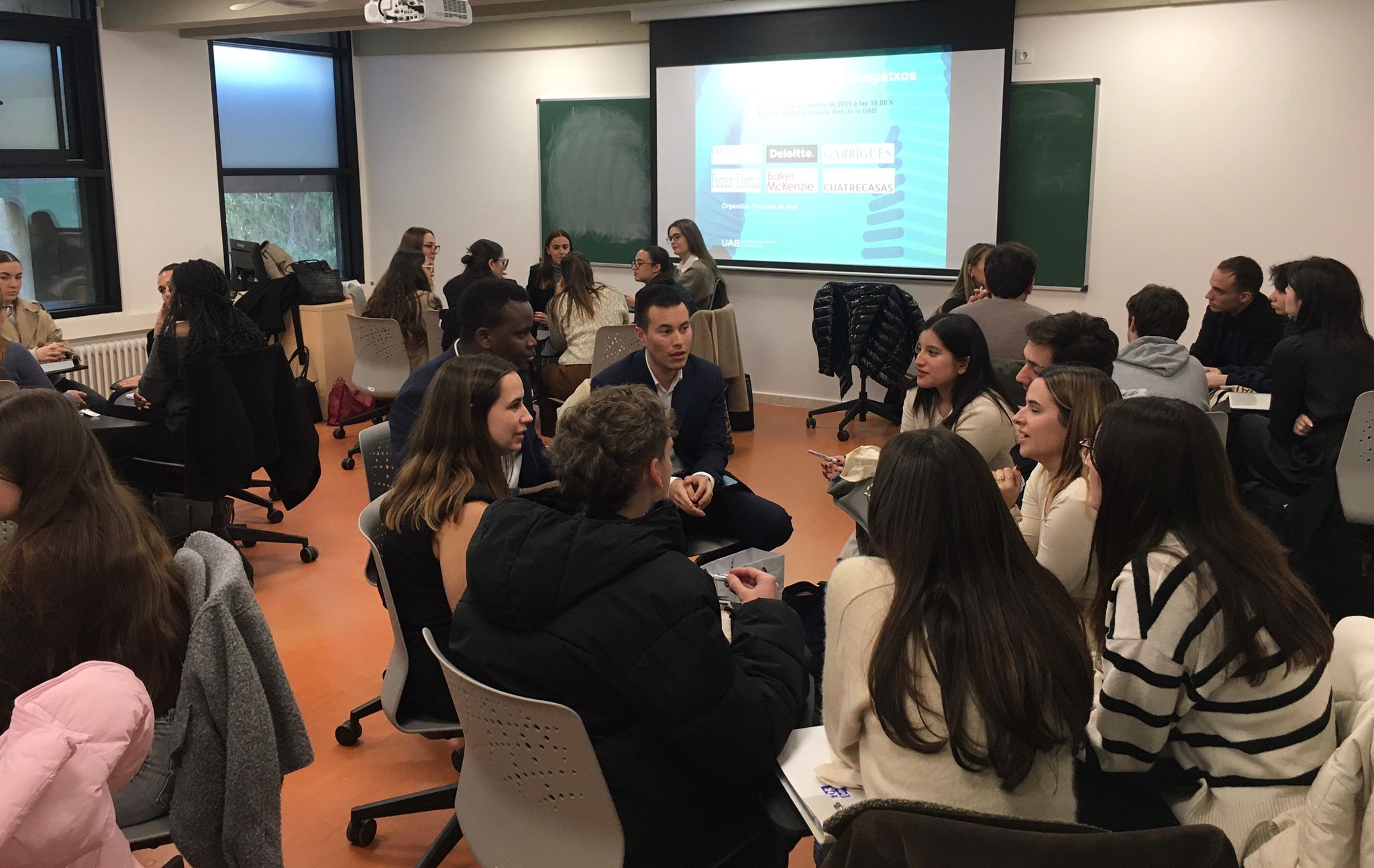 Persones en la presentació de grans despatxos