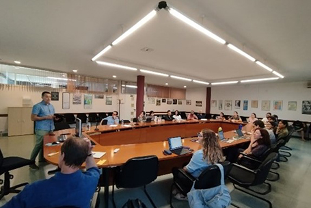   professor Alejandro Egea durante el Seminario de Investigación para abordar el tema de las personas invisibilizadas en la enseñanza de las ciencias sociales.