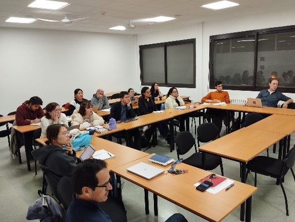 Vista general de una sesión en el aula del taller de investigación