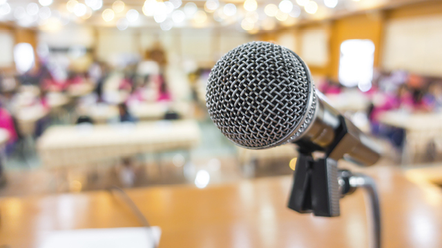 Micrófono en una sala de conferencias