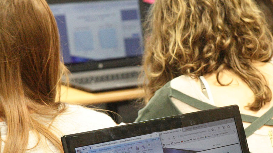 Estudiantes trabajando con ordenador