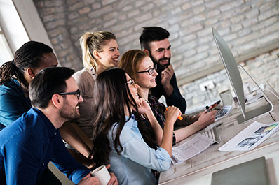 grupo de personas ante un ordenador