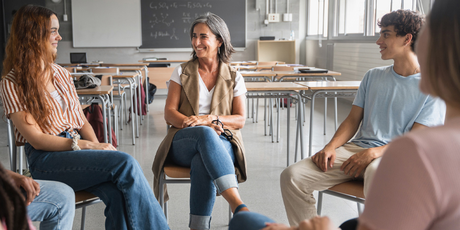 Una profesora con sus estudiantes