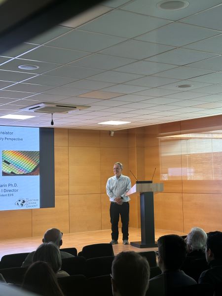 Doctor Guarín haciendo la presentación 