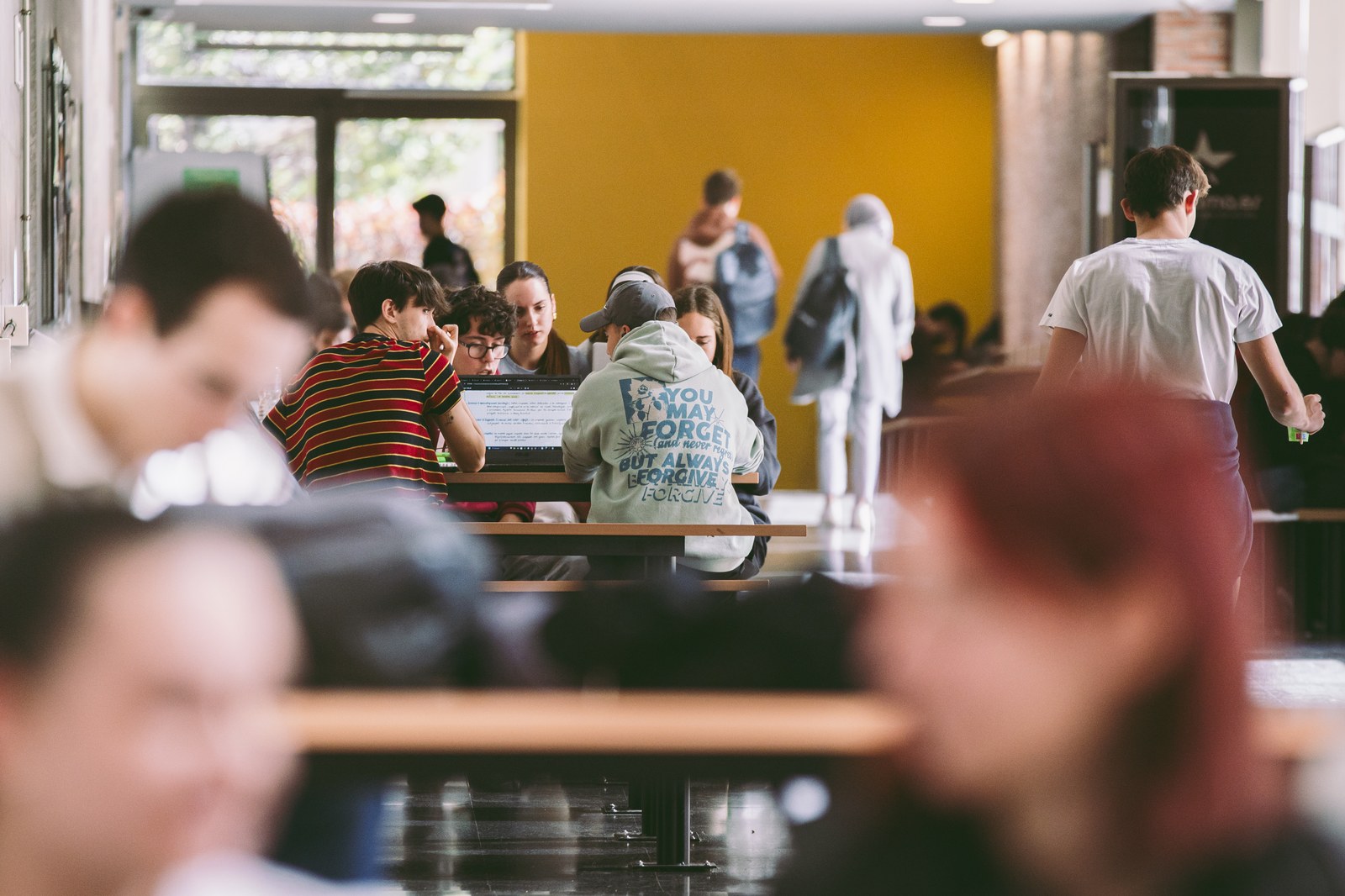 Estudiantes conversando en el vestíbulo de la Escola d'Enginyeria de la UAB