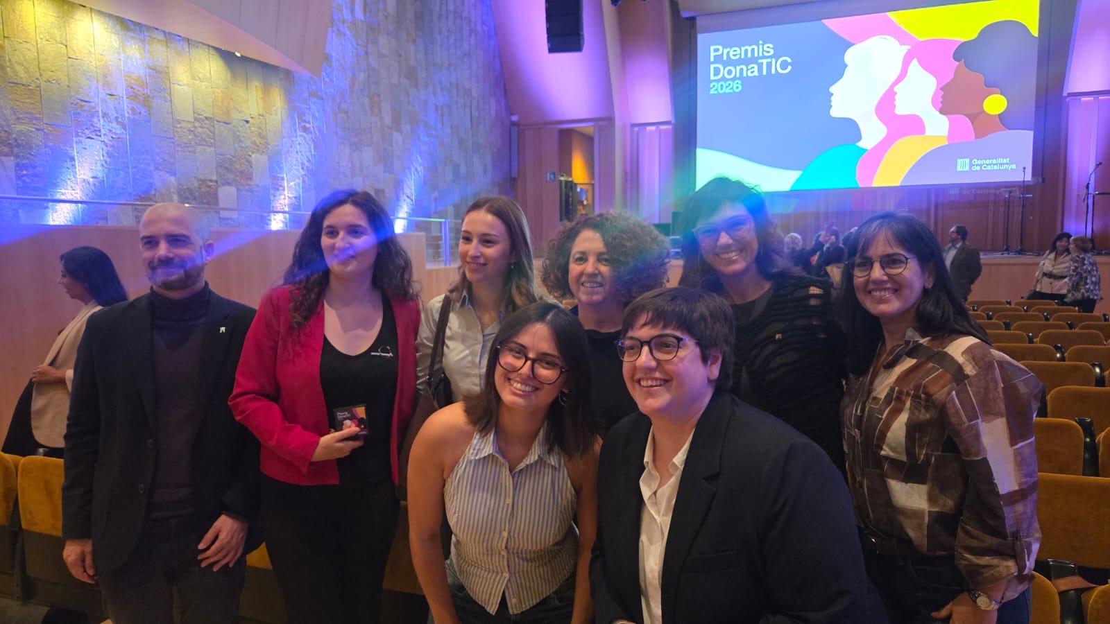 Las ganadoras y finalistas de los Premios DonaTIC 2026 junto al director de la Escola d’Enginyeria de la UAB durante la ceremonia de entrega de los galardones.