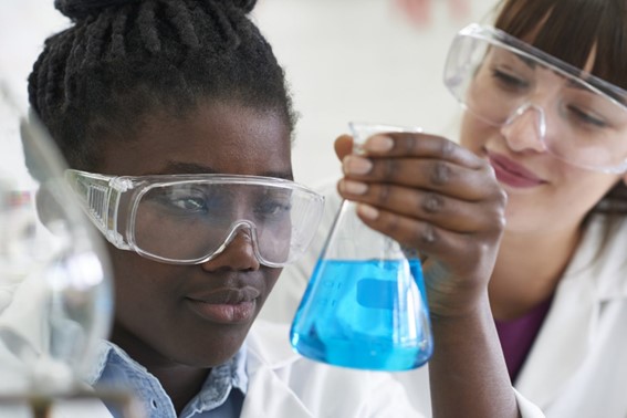 Imagen de una estudiante haciendo una actividad STEM