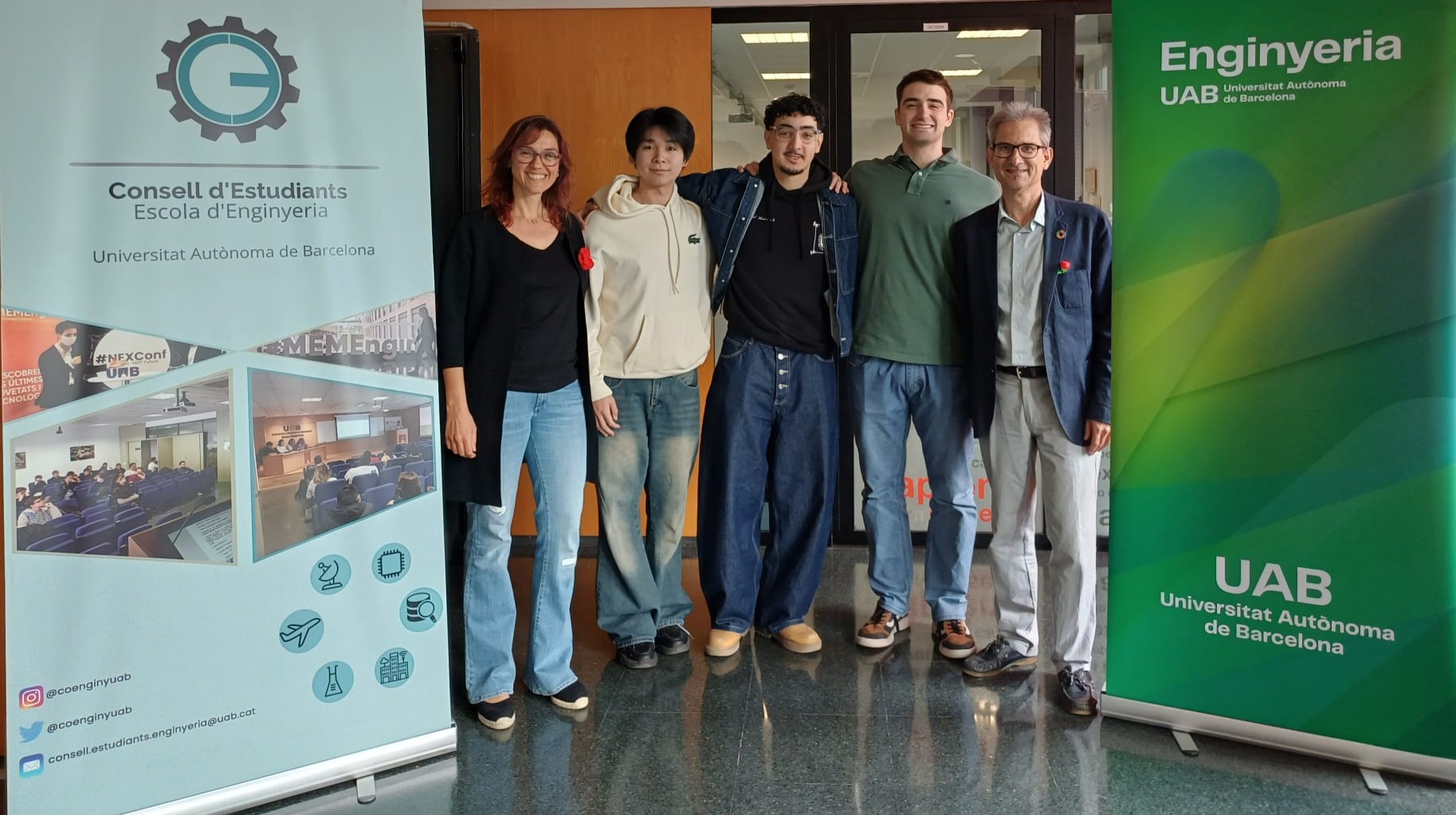 Profesorado con los estudiantes ganadores