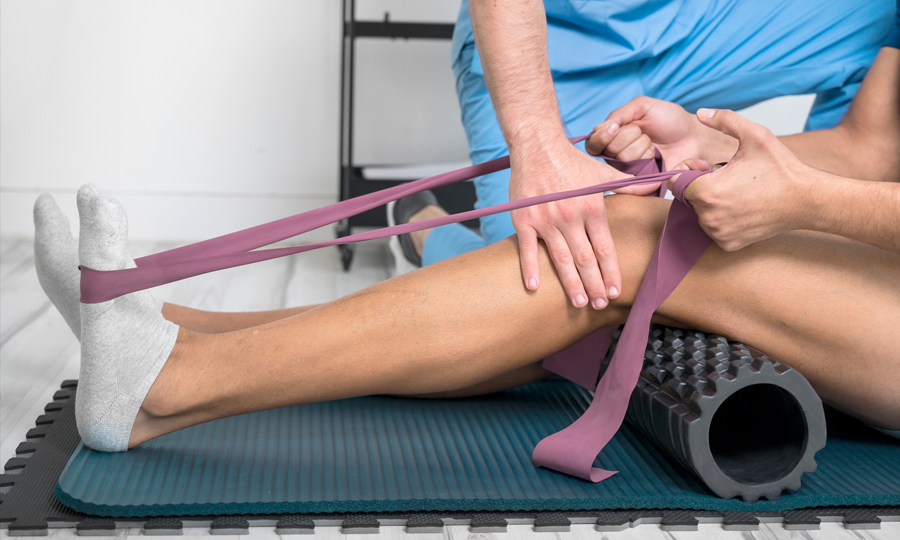 Sesión de fisioterapia trabajando piernas
