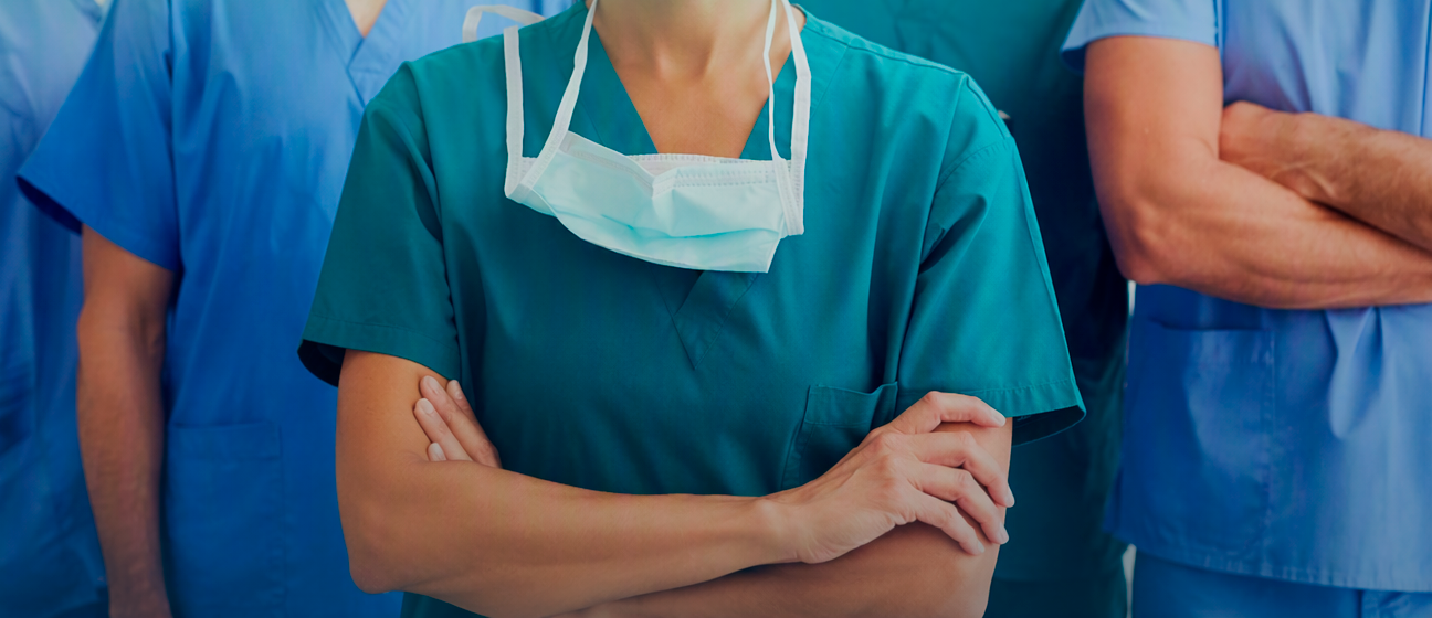 Parte superior de médicos y enfermeras con sus batas profesionales