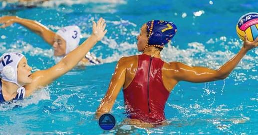 Clara Espar en la final del campeonato europeo de waterpolo femenino 2020