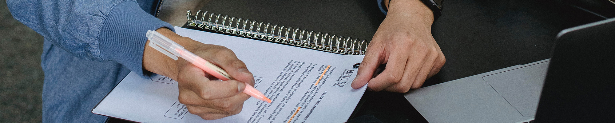   Imagen de una persona subrayando frases clave de una libreta