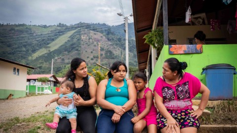 Yuliana Cepeda y sus compañeras ex guerrilleras de las FARC en El Oso
