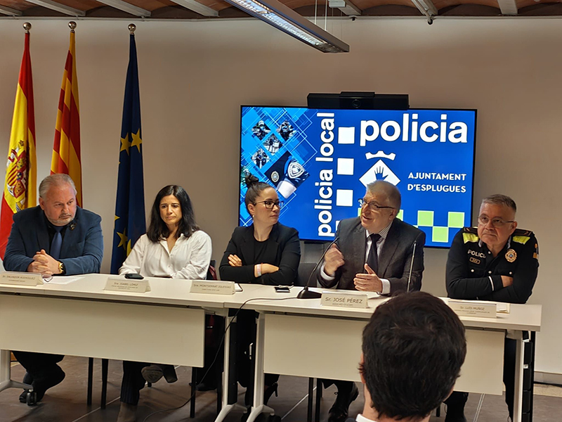 Mesa redonda de personas homenajeadas por la AEDSID y la Policía Local de Esplugues de Llobregat.