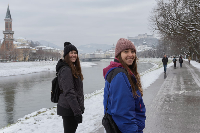 Les estudiants Anna Folch i Gisela Belmonte passejant per Salzburg.