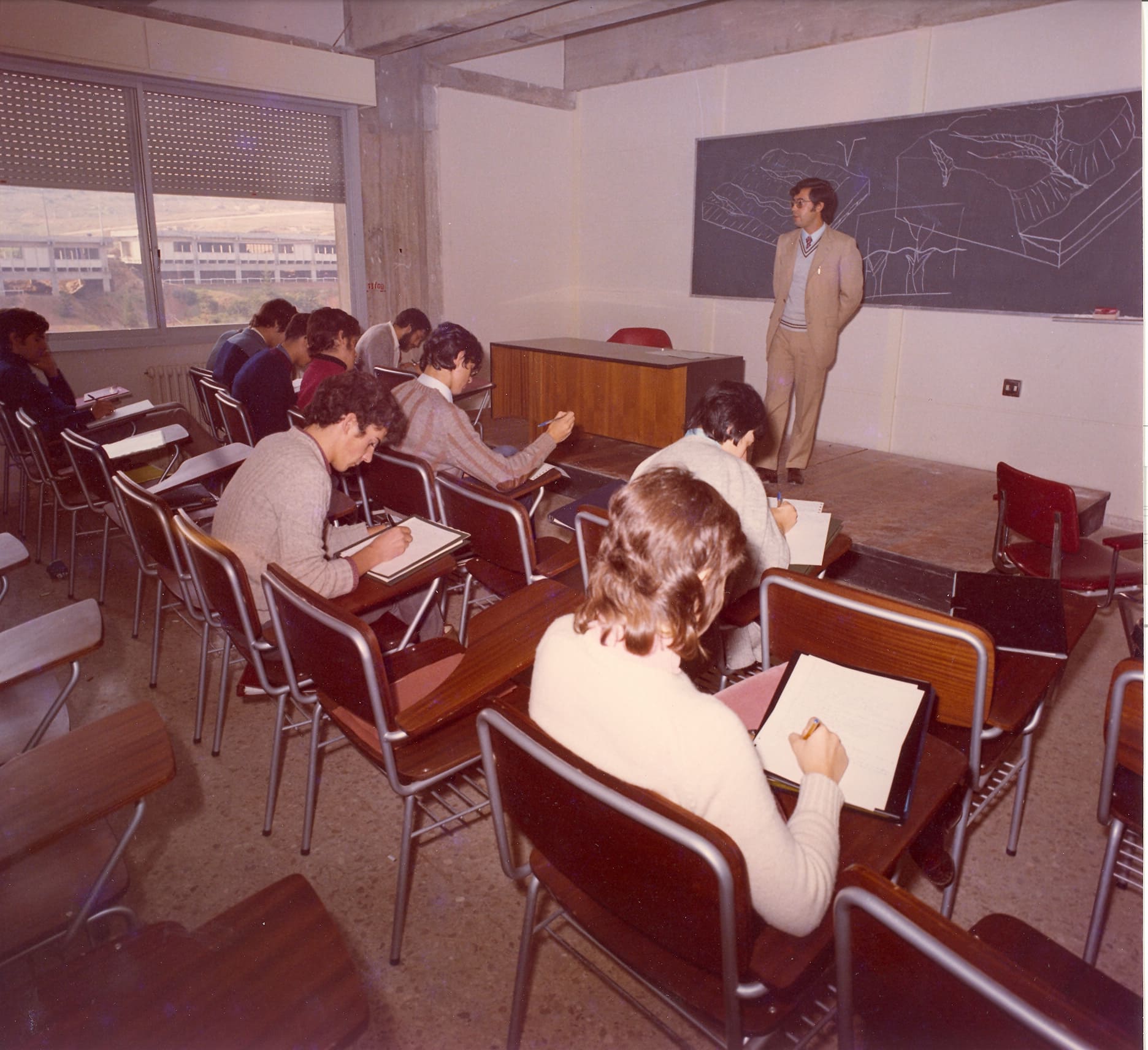 Vista de l'interior de la Facultat de Ci�ncies (edifici C). Estudiants durant una classe.  Desconegut  /  01-01-1971  /  Arxiu General i Registre de la Universitat Auton�ma de Barcelona