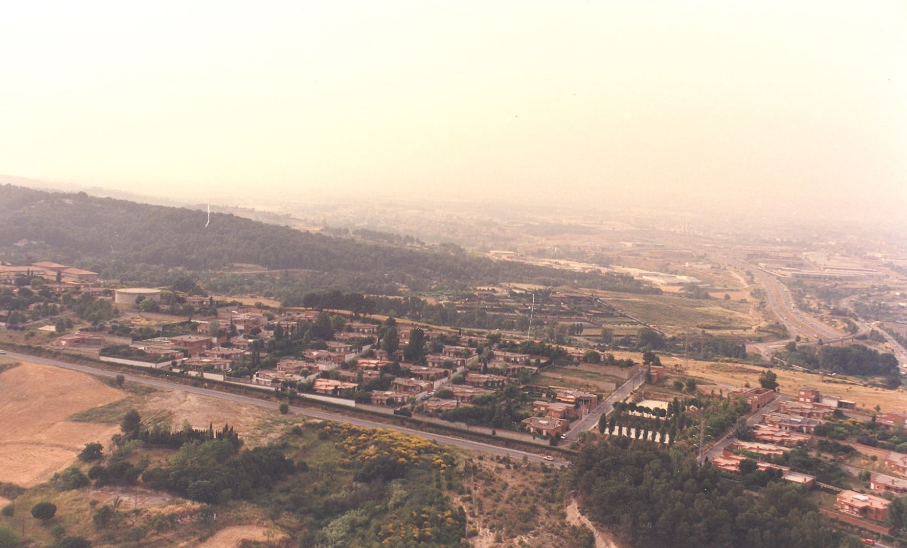 Vista a�ria dels habitatges del tur� de Sant Pau.  Desconegut  /  26-06-1991  /  Arxiu General i Registre de la Universitat Auton�ma de Barcelona
