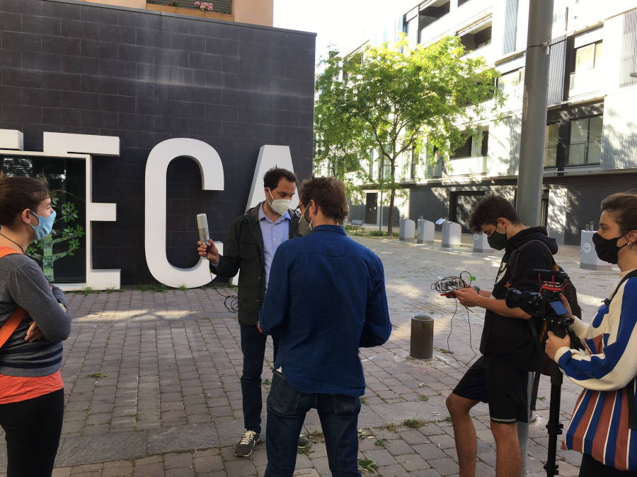 Ciutadans prenent mesures a la porta de la biblioteca