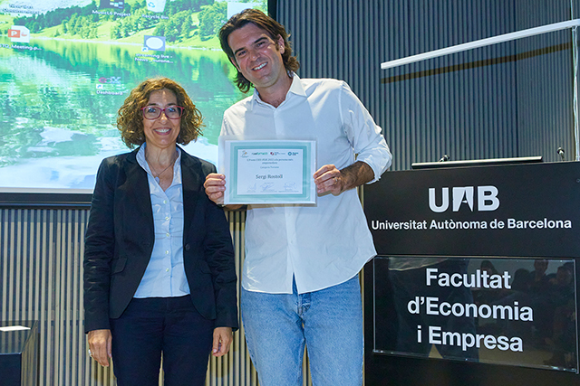 Sergi Rostoll amb Anabel Galán, Vicerectora d'Alumnat i d'Ocupabilitat de la UAB, en el moment de rebre el Premi CIEU-FEiE 2022 a la persona més emprenedora de la categoria Turisme