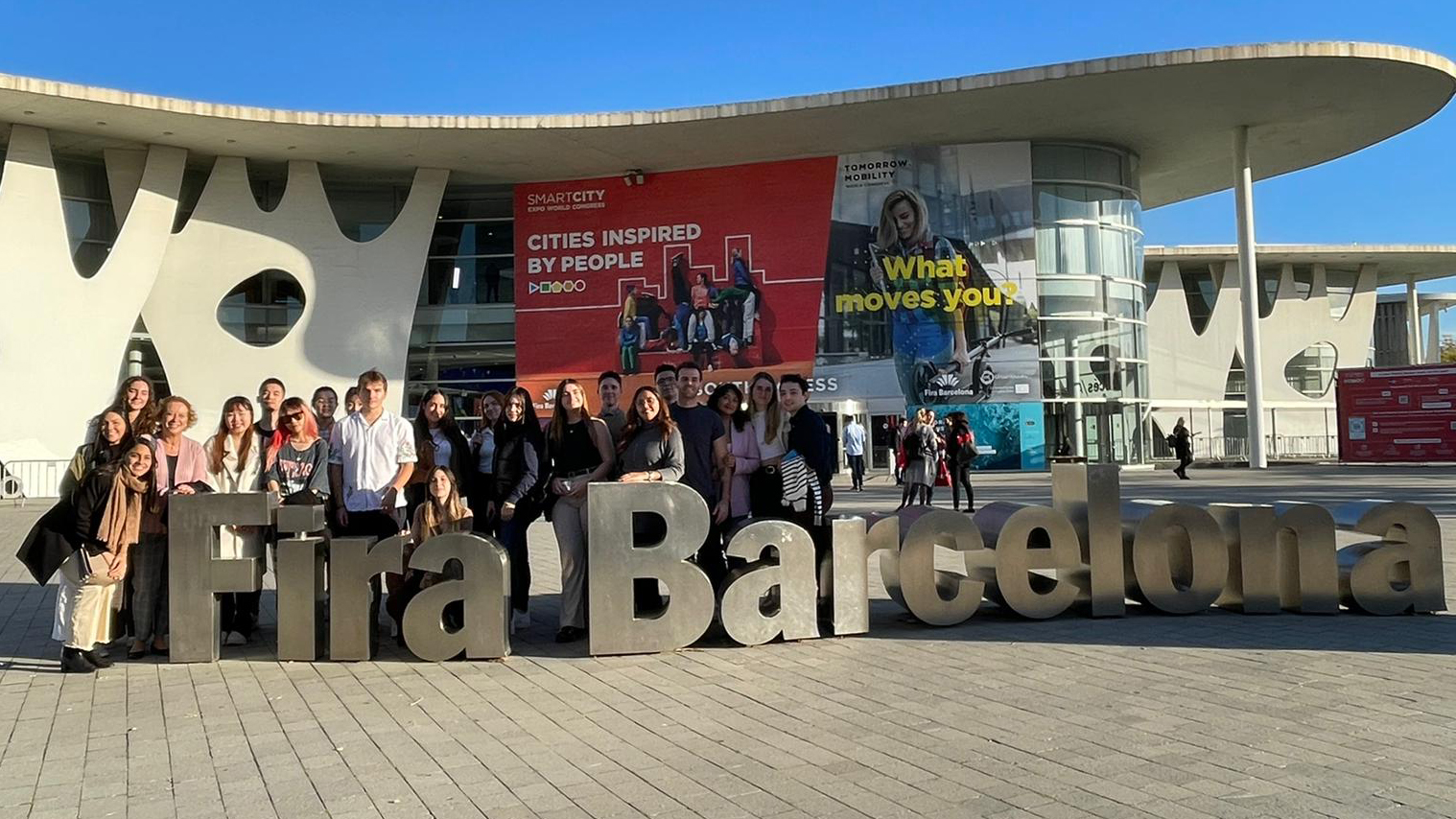 Foto de grup dels estudiants del Màster davant les instal·lacions de Fira de Barcelona