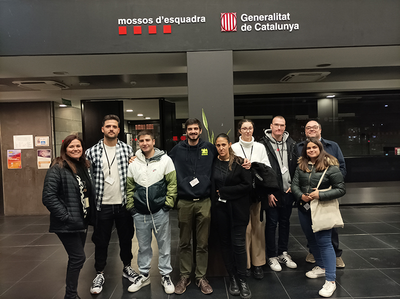 Estudiants del Grau amb els professors Sílvia Planet i César Torrero durant la visita al Complex Ègara dels Mossos d'Esquadra
