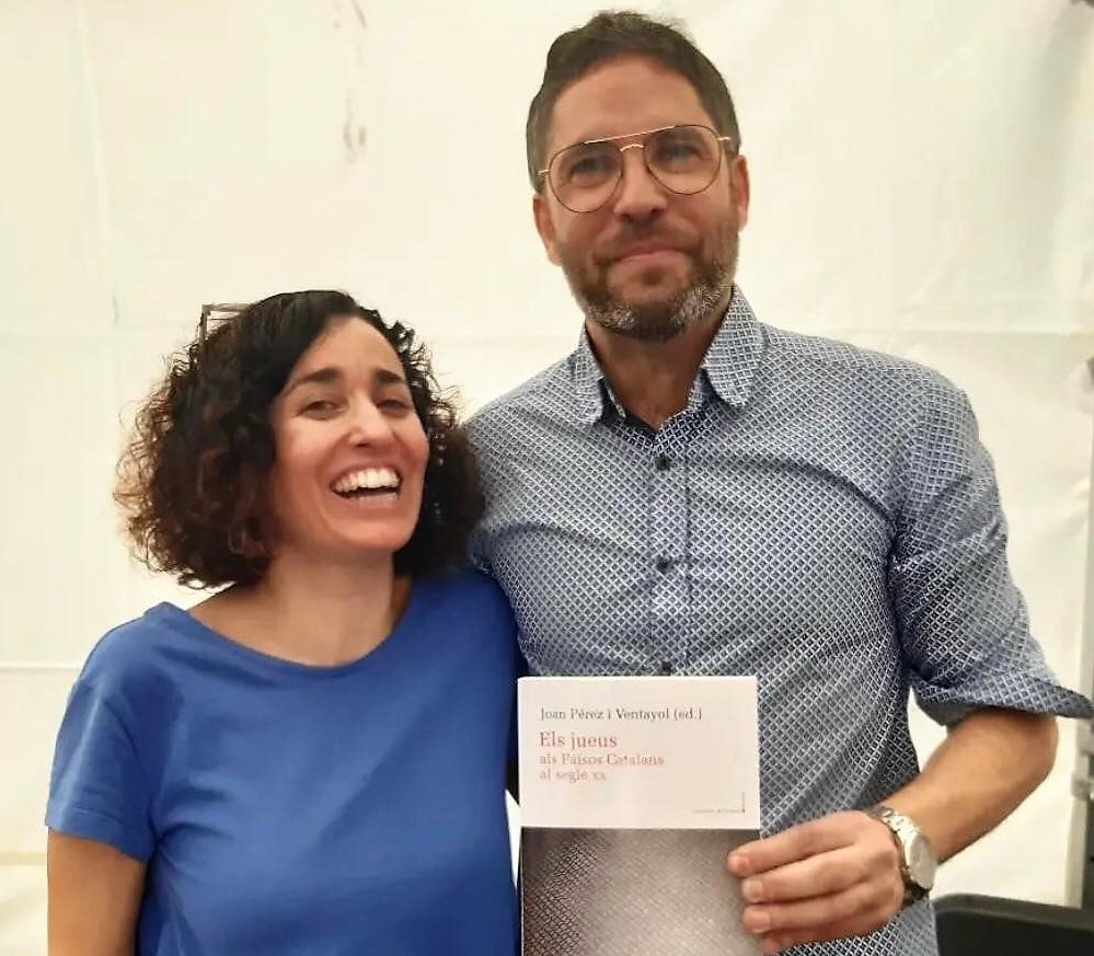En Joan Pérez, amb el seu llibre i l'editora per Sant Jordi