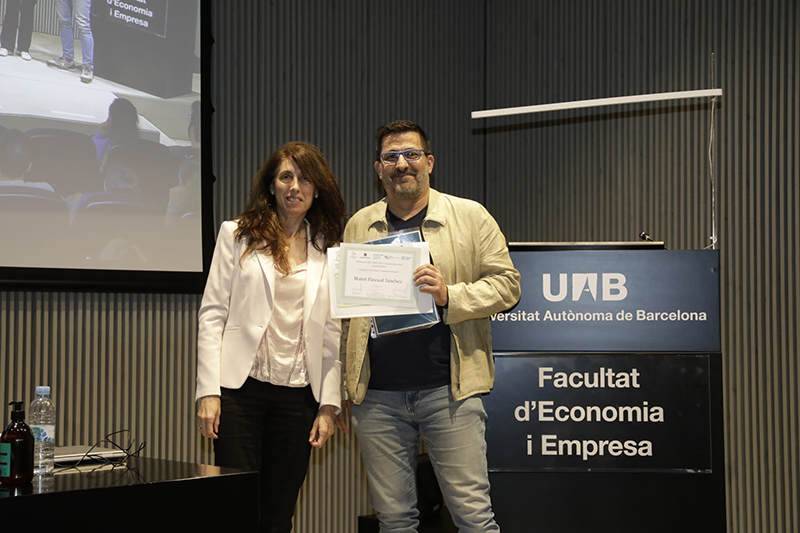 Manel Pascual Sánchez, premiat en la categoria "Prevenció i Seguretat Integral", recull el guardó de mans de Judit Panadés, Degana de la Facultat d'Economia i Empresa de la UAB.