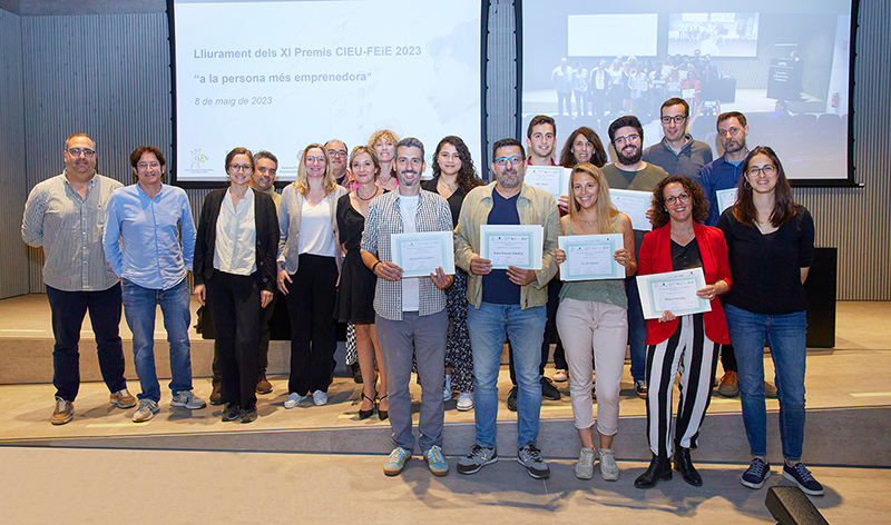 Foto de grup dels guanyadors i guanyadores del Premi CIEU-FEiE 2023 a la persona més emprenedora, amb els membres del CIEU i de FEiE.