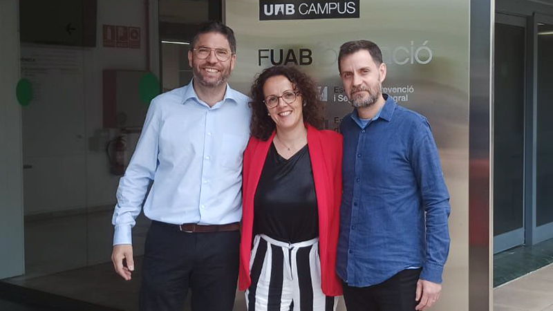 Els premiats Núria Cañellas i Bernat Muntés, amb Joan Pérez Ventayol, Director d'Arxivística i Gestió de Documents UAB.