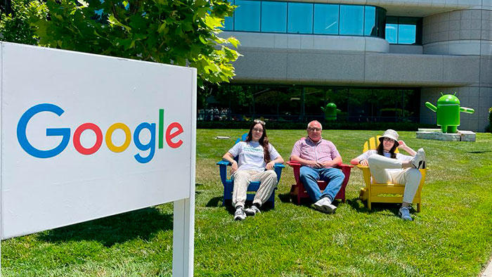 Andrea Santasusana, Jordi Rizo i Judith Santasusana davant de la seu de Google