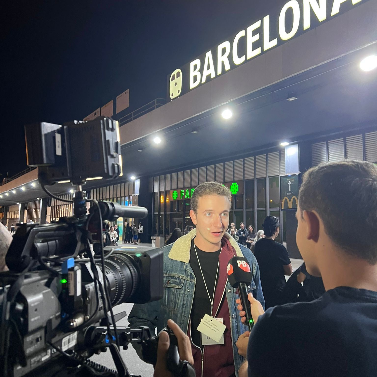 L'estudiant Oriol Guerrero és entrevistat per TV3 a Sants Estació