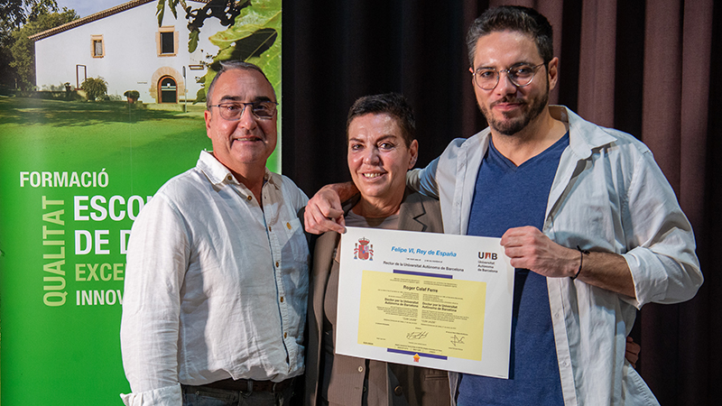 Roger Calaf amb els seus familiars, mostrant el títol del Premi Extraordinari de Doctorat en Geografia