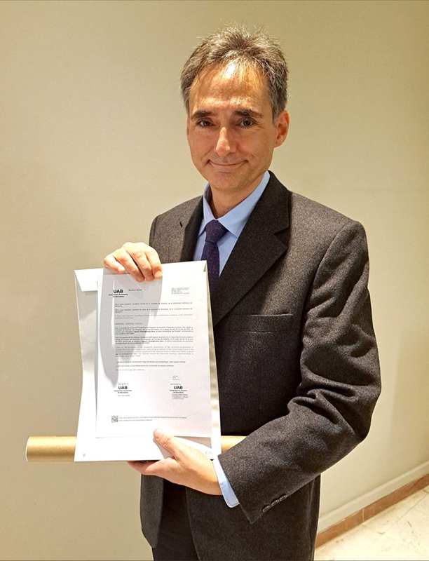 Iñaki Rodrigálvarez, amb el certificat que l'acredita com a Premi Extraordinari del Doctorat en Seguretat Humana i Dret Global