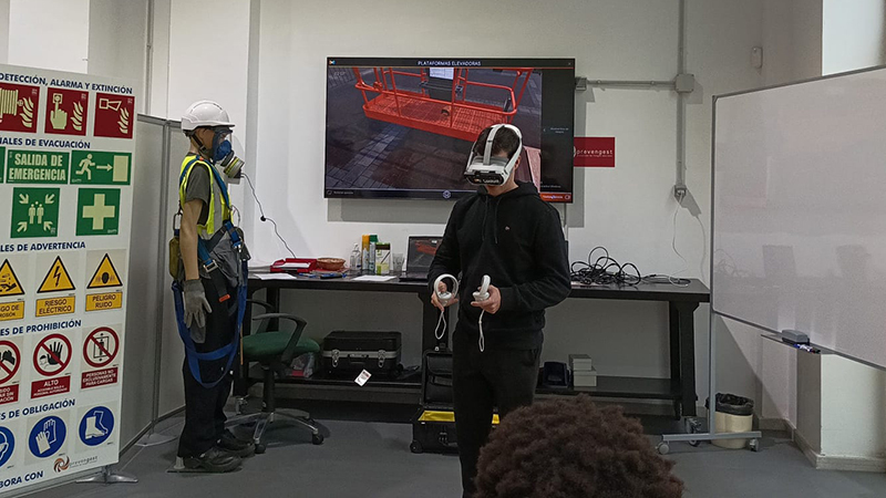 Un estudiant utilitzant la realitat virtual per simular l'elevació d'una plataforma