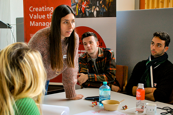 La professora Anna Zinenko assessorant als joves participants en una de les sessions a Àustria