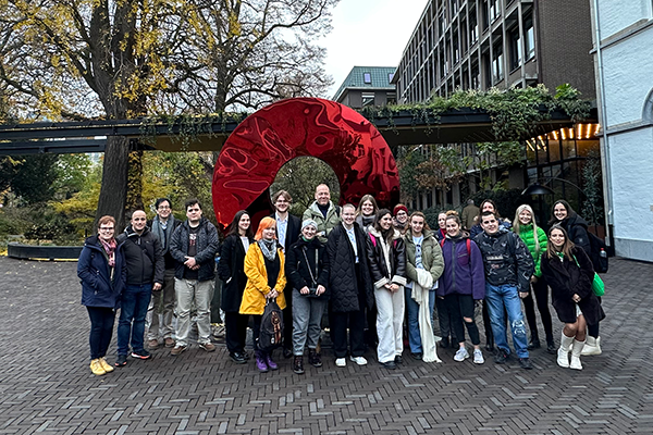 Estudiants participants del projecte SUHET durant la visita al Botanical Hotel